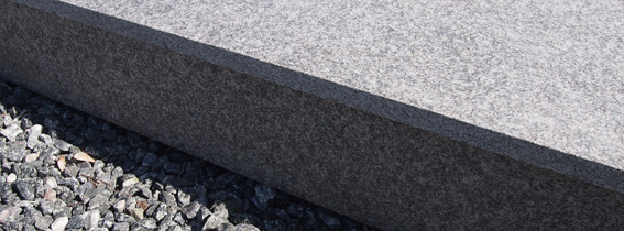 Granit trappebeklædning i 20 mm hele granitplader. Også trappefliser på lager.