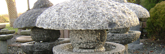 Fuglebade og foderhuse i granit til både den store og den lille have.