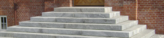 Massive granit trapper, trappetrin og trappebelædning i flere størrelser og farver. 