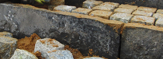 Sorte granit kantsten anvendt som trappeforkant og med granit chaussésten som trappetrin