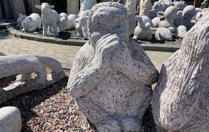 salg af Abe  i grå granit