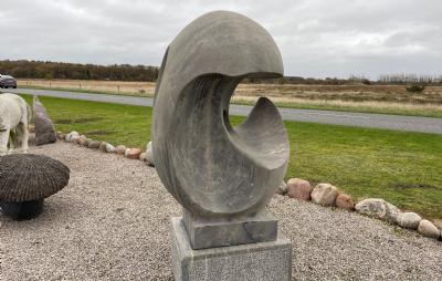 salg af Æggeskulptur m. hul på sokkel