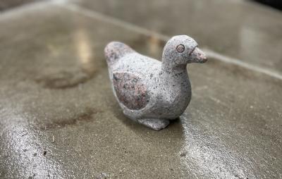 salg af Ælling rød stenfigur