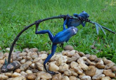 salg af 2 blue frogs on twig