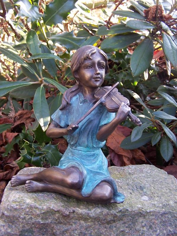 salg af Pige som sidder og spiller violin
