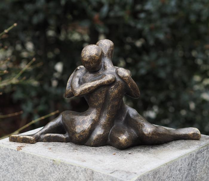 Køb Moderne elskende Bronzefigur - Granit Butikken