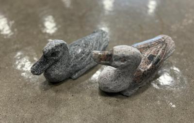 salg af And granit L20 cm - Rød kort hals