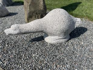 And med lang hals rødlig granit