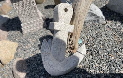 salg af Anker i gul/gylden granit