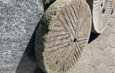 salg af Antik møllesten dia 50 cm