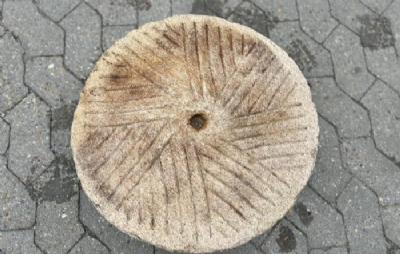 salg af Antik møllesten dia 50 cm