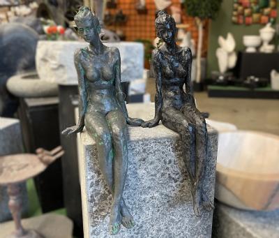 salg af Dame siddende oprejst