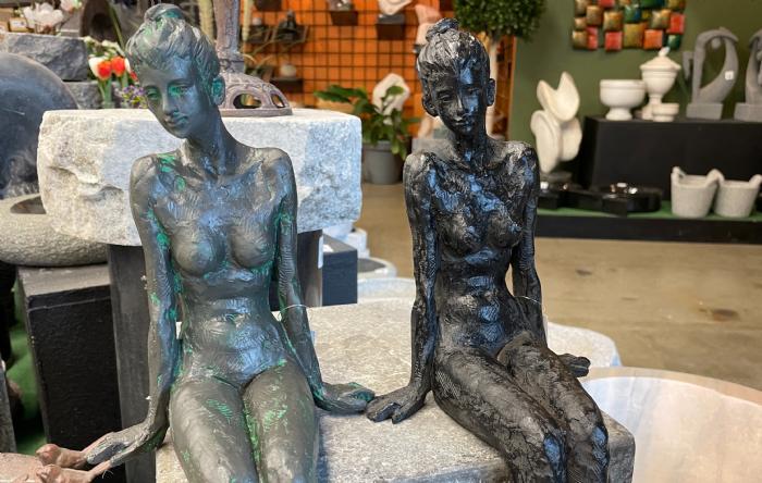 salg af Dame siddende oprejst