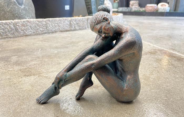 salg af Aya siddende dame polyplast