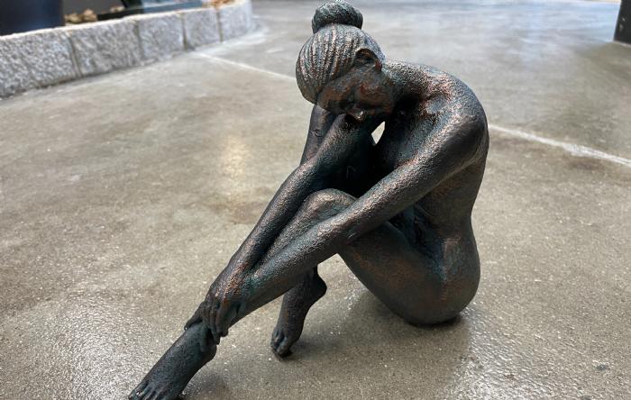 salg af Aya siddende dame polyplast