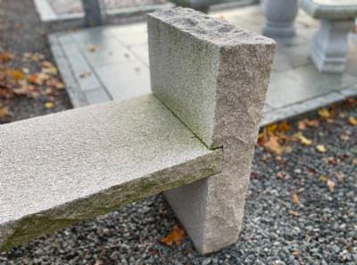 salg af Bænk med grovhuggede sider