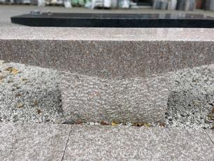 Bænk V-sæde rosa eller grå granit