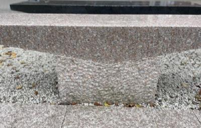 salg af Bænk V-sæde rosa granit