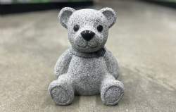 bamse siddende gråsort granit
