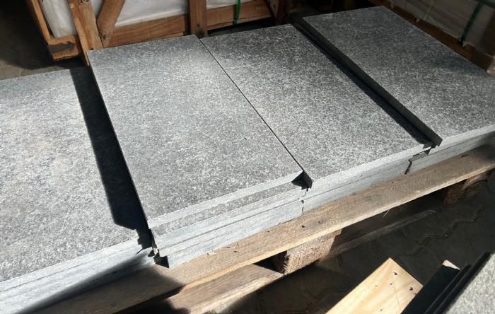 salg af Basalt flise 61 x 30,5 x 1,5 cm restparti