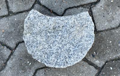 salg af 250 stk. bedsten lys grå granit