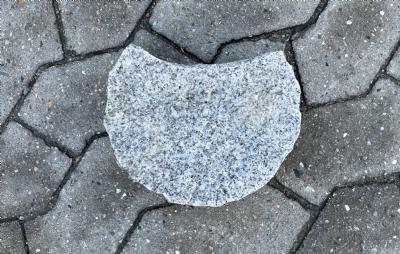salg af 1 stk. bedsten lys grå granit