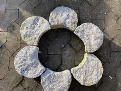 blomsterbed bedsten lysgrå granit