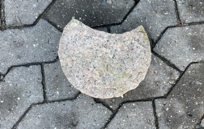 salg af 1 stk. bedsten rosa granit