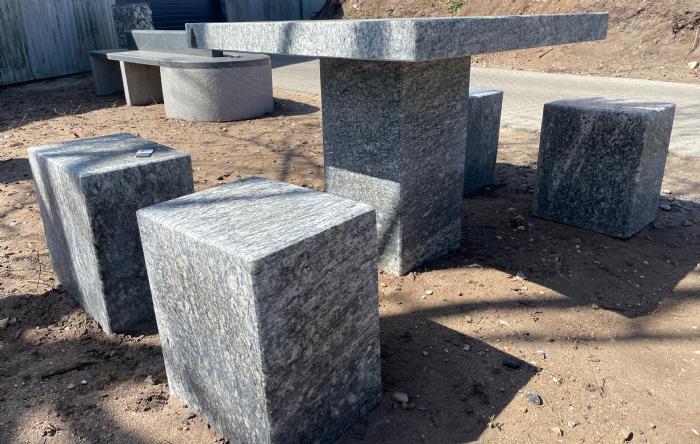 salg af Bord med 4 taburetter grålig granit