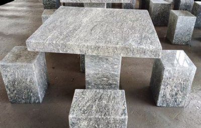 Bord med 4 taburetter grålig granit