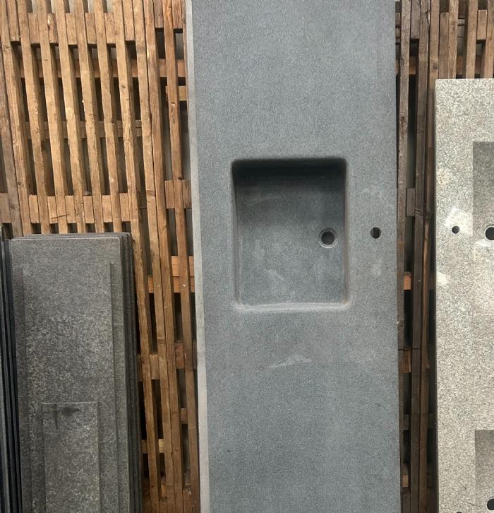 salg af Bordplade med vask gråsort granit