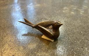 Bronze fugl med flettede vinger
