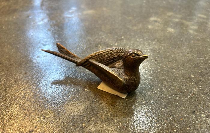 salg af Bronze fugl med flettede vinger