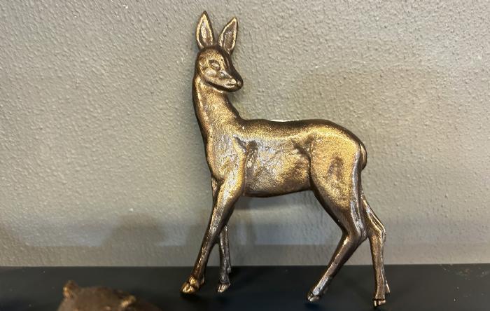 salg af Bronze rådyr flad model