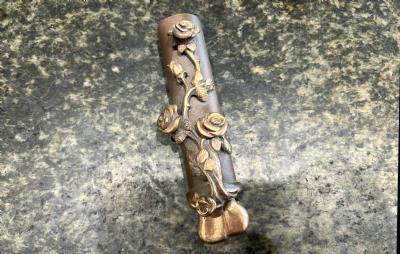 salg af Bronze vase med rose