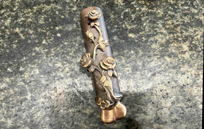 salg af Bronze vase med rose