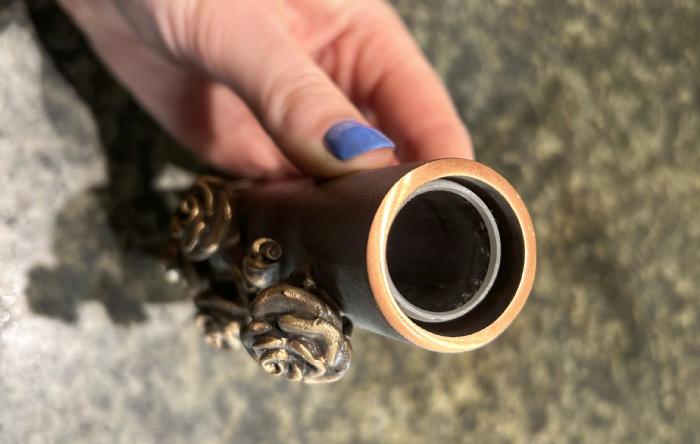 salg af Bronze vase med rose