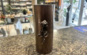 Bronze vase med rose