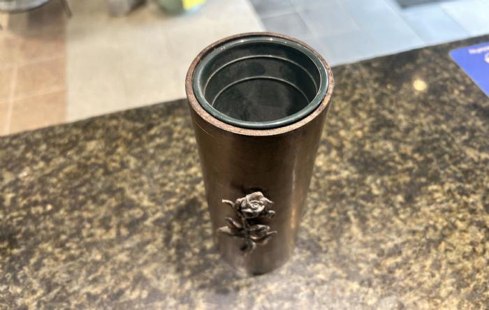 salg af Bronze vase med rose