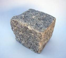 Chaussesten i grå Porto granit