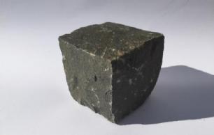 Chaussésten sort basalt