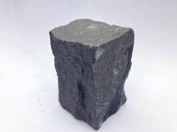 Chaussesten brosten sort basalt