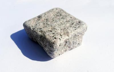 salg af 1000 stk kasse chaussesten grå tromlet granit