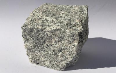 salg af 600 stk. chaussésten lys grå granit