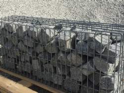 Sten i gabion granit chausse