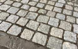 chaussesten lys grå granit belægning