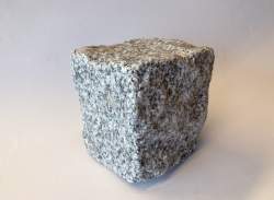 Chaussesten lysegrå granit