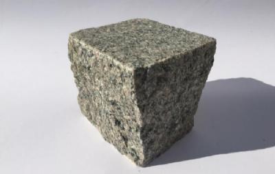 salg af 900 stk. chaussesten rødlig granit