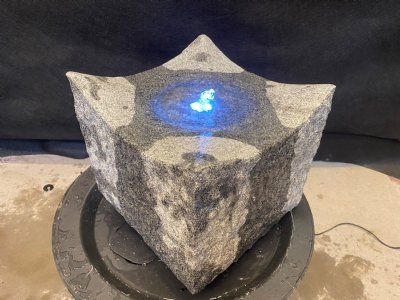 Vandsten Cube gråsort granit