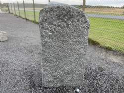 grå granit skulptur dame